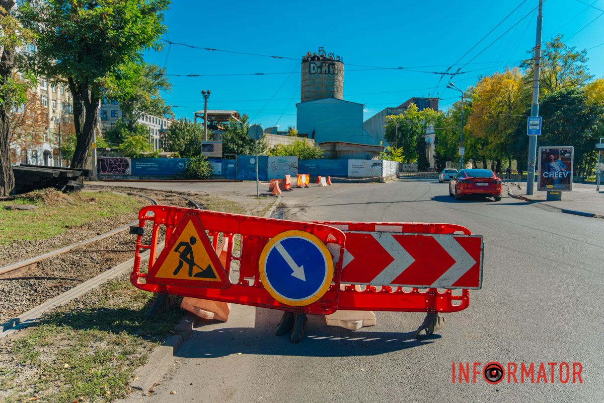 В Днепре на проспекте Дмитрия Яворницкого, возле ДРАМИКОМа, начались аварийные работы на трамвайных путях