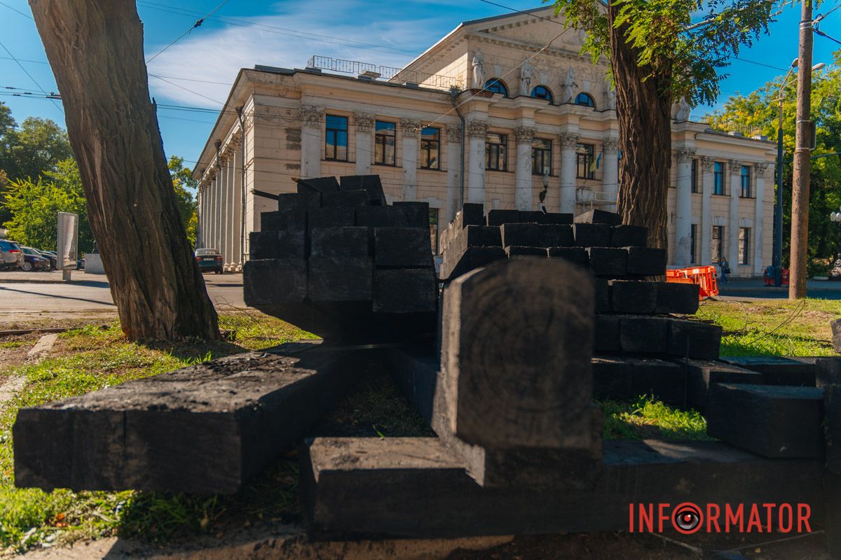 В связи с этим перекрыли переезд через пути в районе дома №97