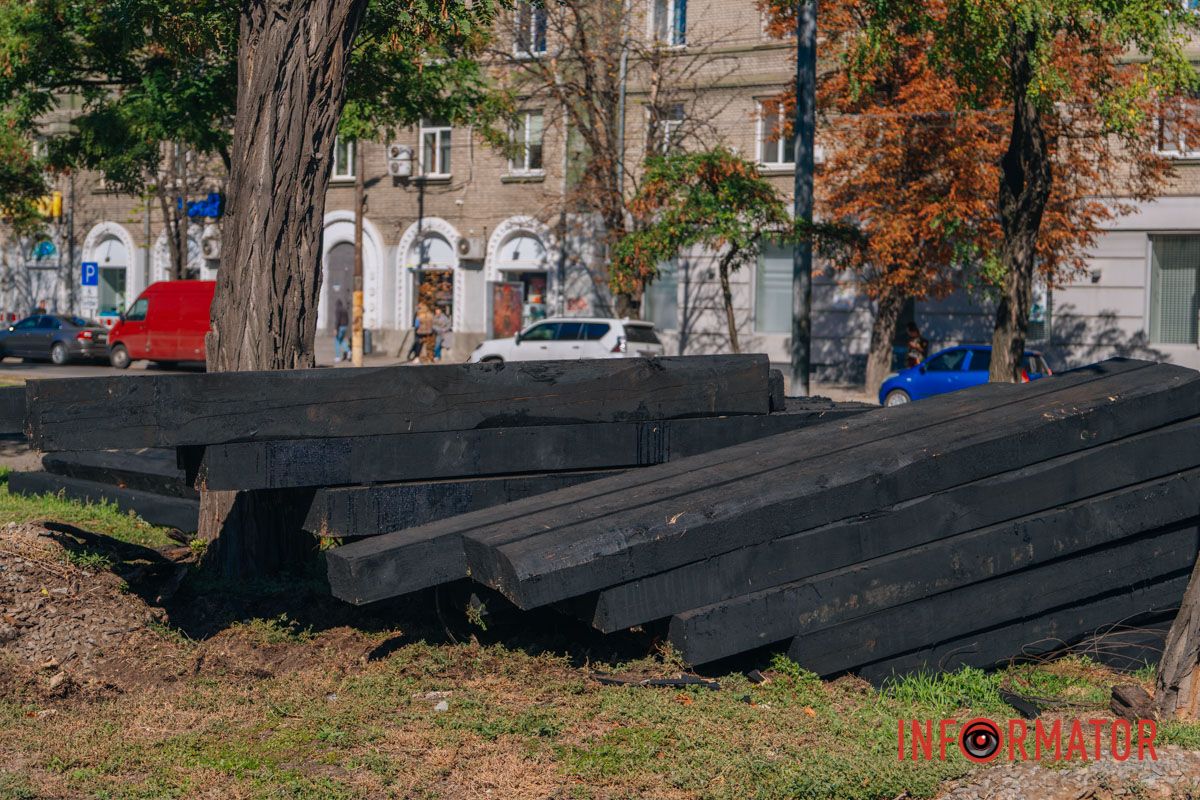 Заготовленные шпалы для обновления рельсового полотна