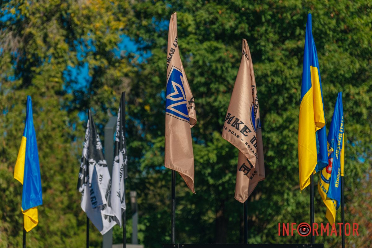 Прапори над тими, хто тримав наше небо у найнайчорніші ночі.