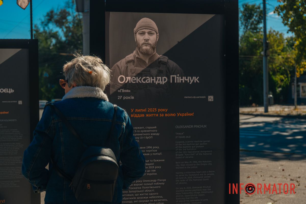 До меморіалу вже приходять містяни, рідні та побратими полеглих воїнів.