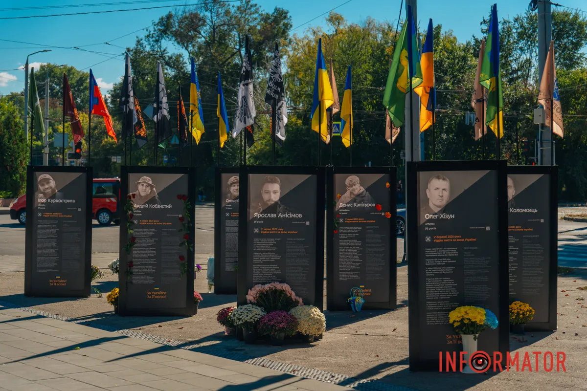 Прапори України та родів військ майорять над алеєю «Історії Героїв»