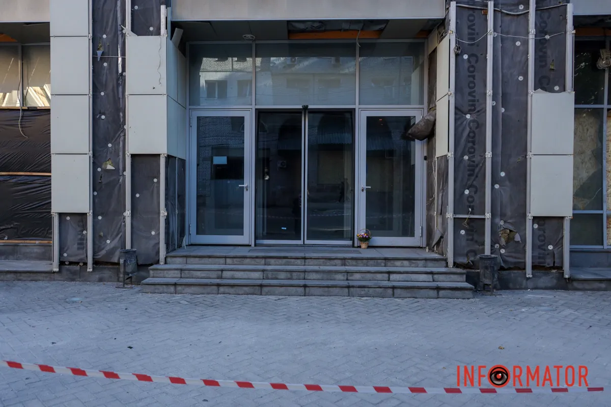 Вход в бизнес-центр "Какое укрытие?! Там секунда дела": жительница Днепра о повторной атаке на бизнес-центр — кадры с места 22