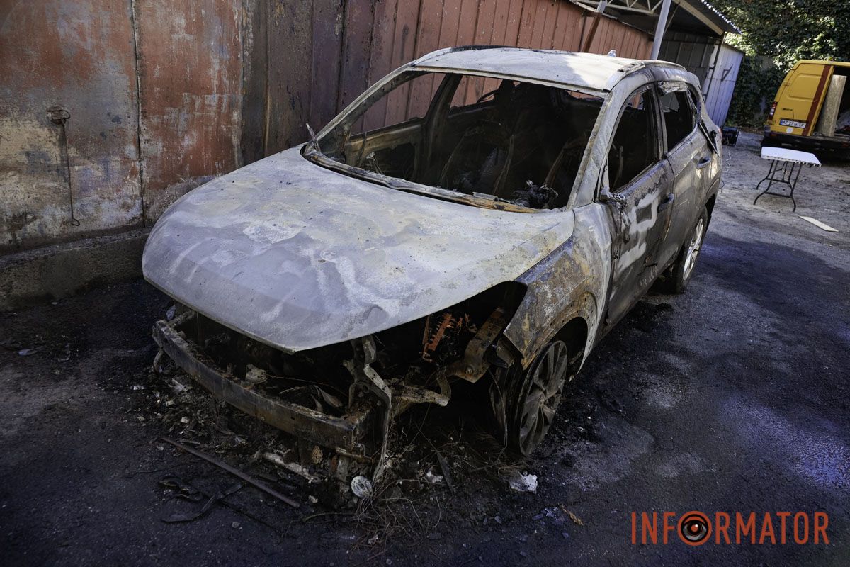 Вигорілі автівки та зруйнований під’їзд: як виглядає будинок біля міськради у Дніпрі після удару 2 жовтня 6