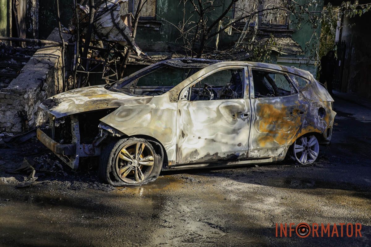 Вигорілі автівки та зруйнований під’їзд: як виглядає будинок біля міськради у Дніпрі після удару 2 жовтня 5