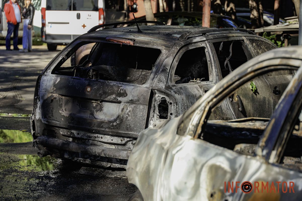 Вигорілі автівки та зруйнований під’їзд: як виглядає будинок біля міськради у Дніпрі після удару 2 жовтня 14