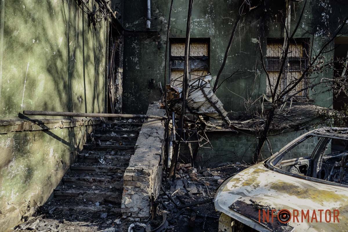 Вигорілі автівки та зруйнований під’їзд: як виглядає будинок біля міськради у Дніпрі після удару 2 жовтня 18