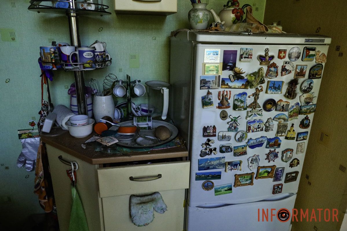 Последствия удара видны внутри поврежденного дома