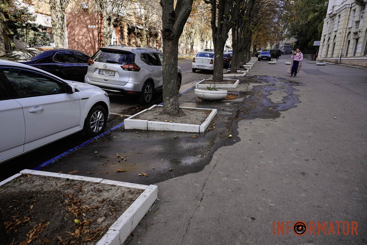 Скільки кубометрів води витече через аварію та хто зрештою сплачуватиме за ці втрати — наразі невідомо Б’є фонтан з-під люка: на Вернадського у Дніпрі утворився струмок із води 7