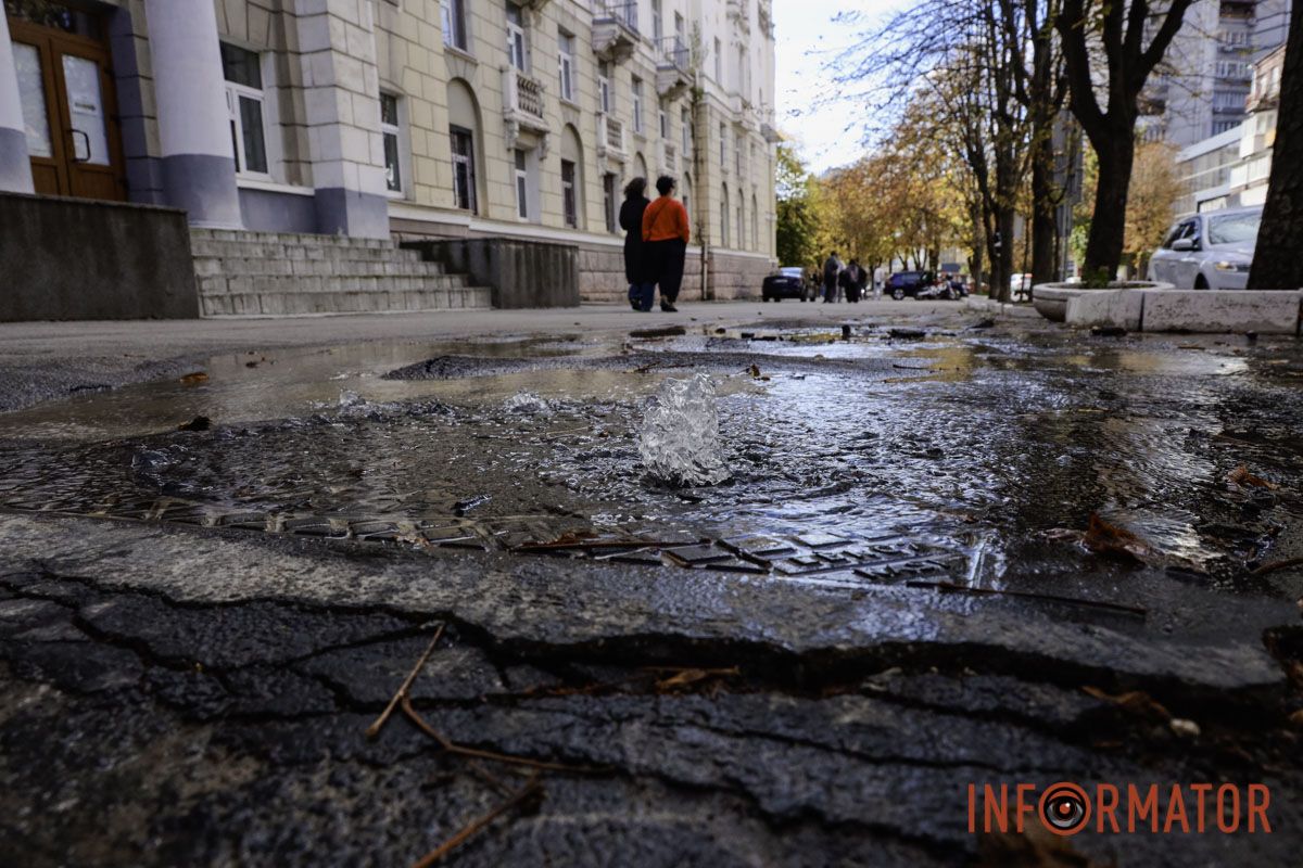 Тротуар у воді Б’є фонтан з-під люка: на Вернадського у Дніпрі утворився струмок із води 13
