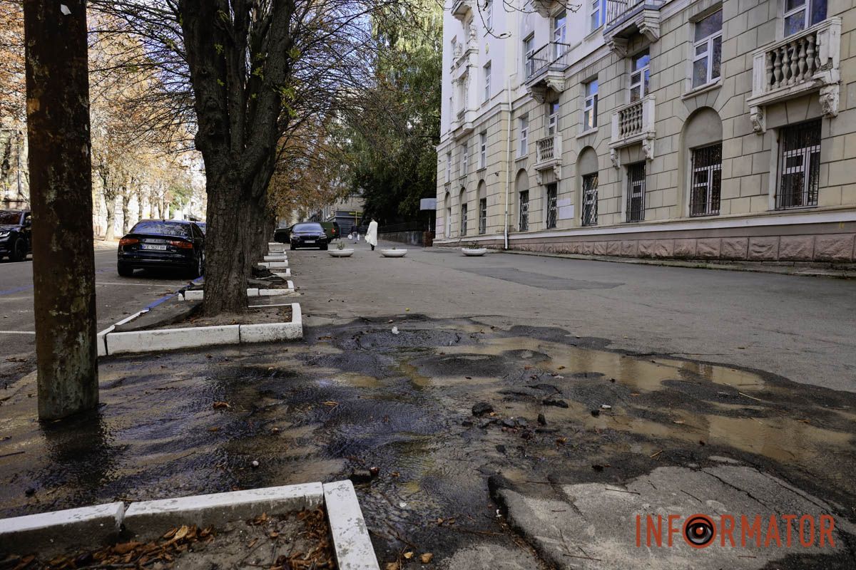 Про це повідомляє Інформатор із місця події Б’є фонтан з-під люка: на Вернадського у Дніпрі утворився струмок із води 4
