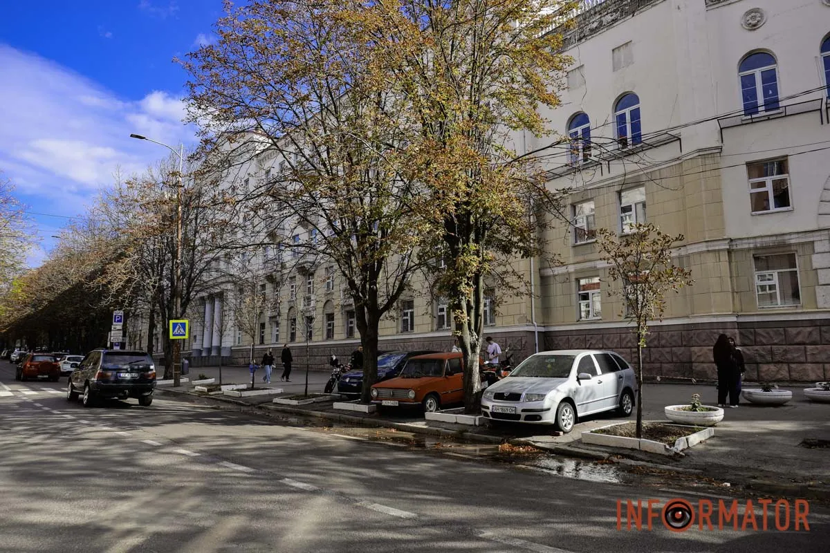 Фото: Тарас Іванов Б’є фонтан з-під люка: на Вернадського у Дніпрі утворився струмок із води 9