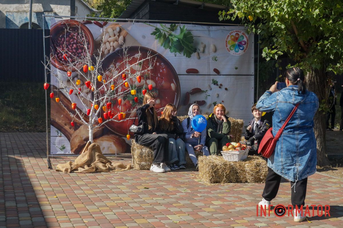 Аромат борщу та пампушок: у Дніпрі пройшов фестиваль борщу 16