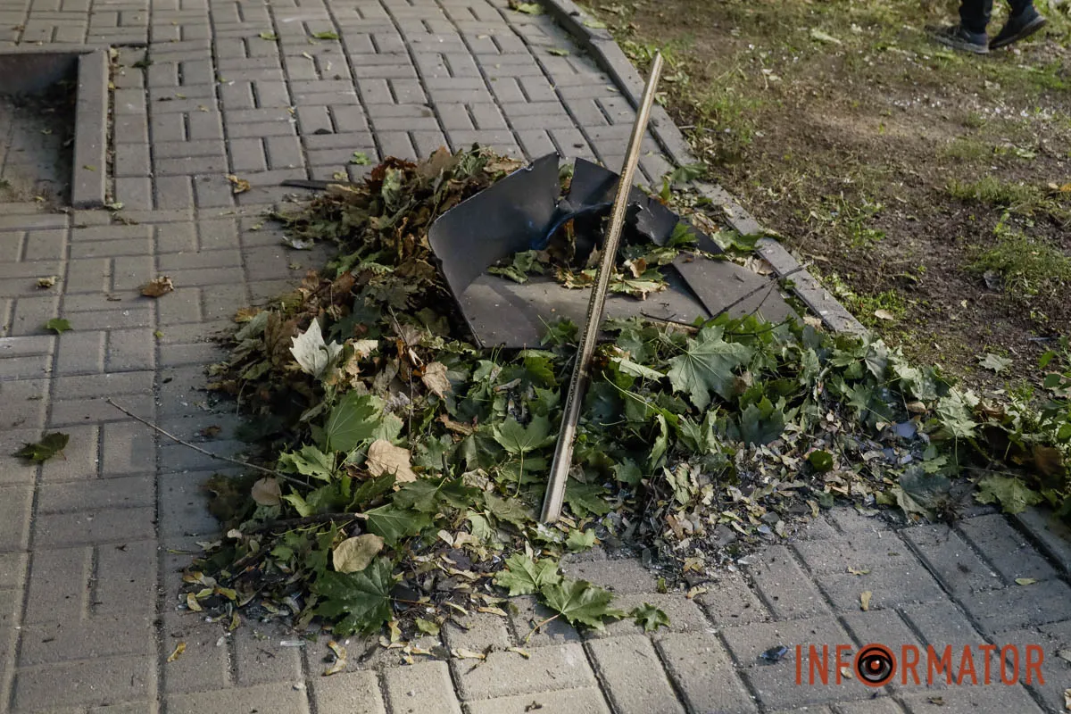 Що відбувається на місці ворожого удару по компанії зв’язку у Дніпрі: фоторепортаж 29