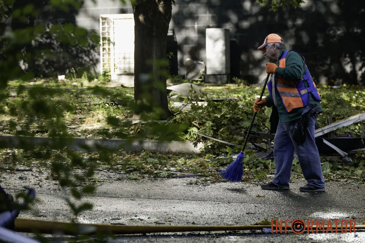 Що відбувається на місці ворожого удару по компанії зв’язку у Дніпрі: фоторепортаж 30