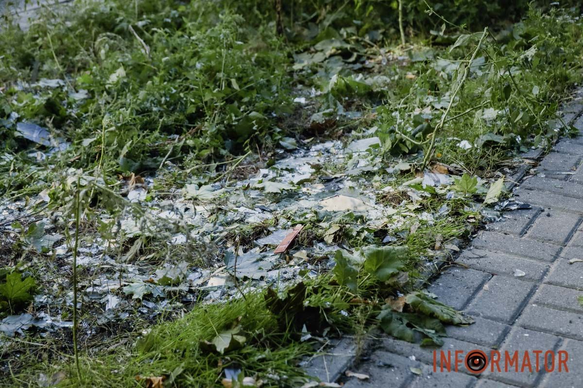 Що відбувається на місці ворожого удару по компанії зв’язку у Дніпрі: фоторепортаж 31