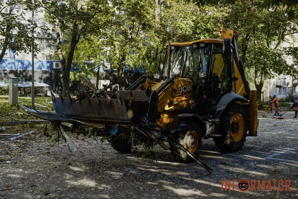 Що відбувається на місці ворожого удару по компанії зв’язку у Дніпрі: фоторепортаж 5
