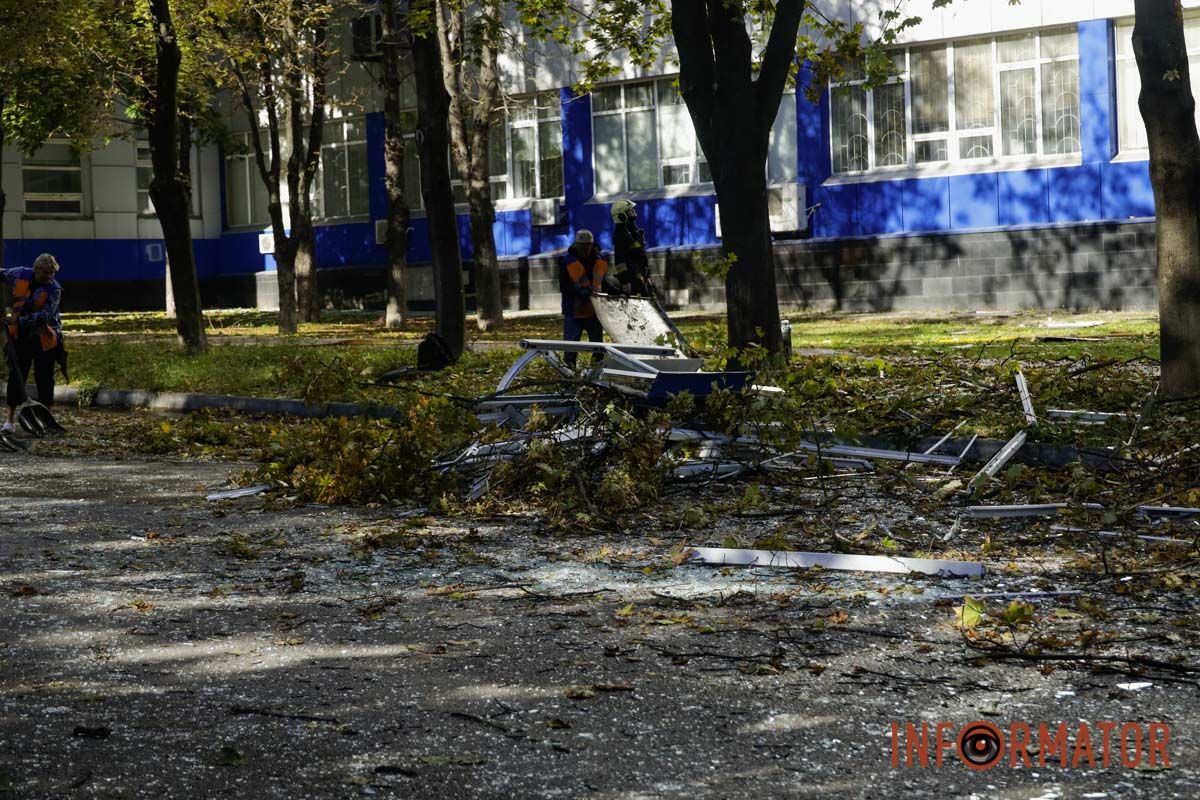 Що відбувається на місці ворожого удару по компанії зв’язку у Дніпрі: фоторепортаж 11