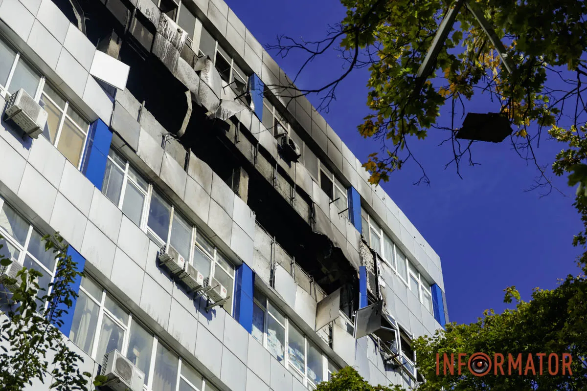Що відбувається на місці ворожого удару по компанії зв’язку у Дніпрі: фоторепортаж 4
