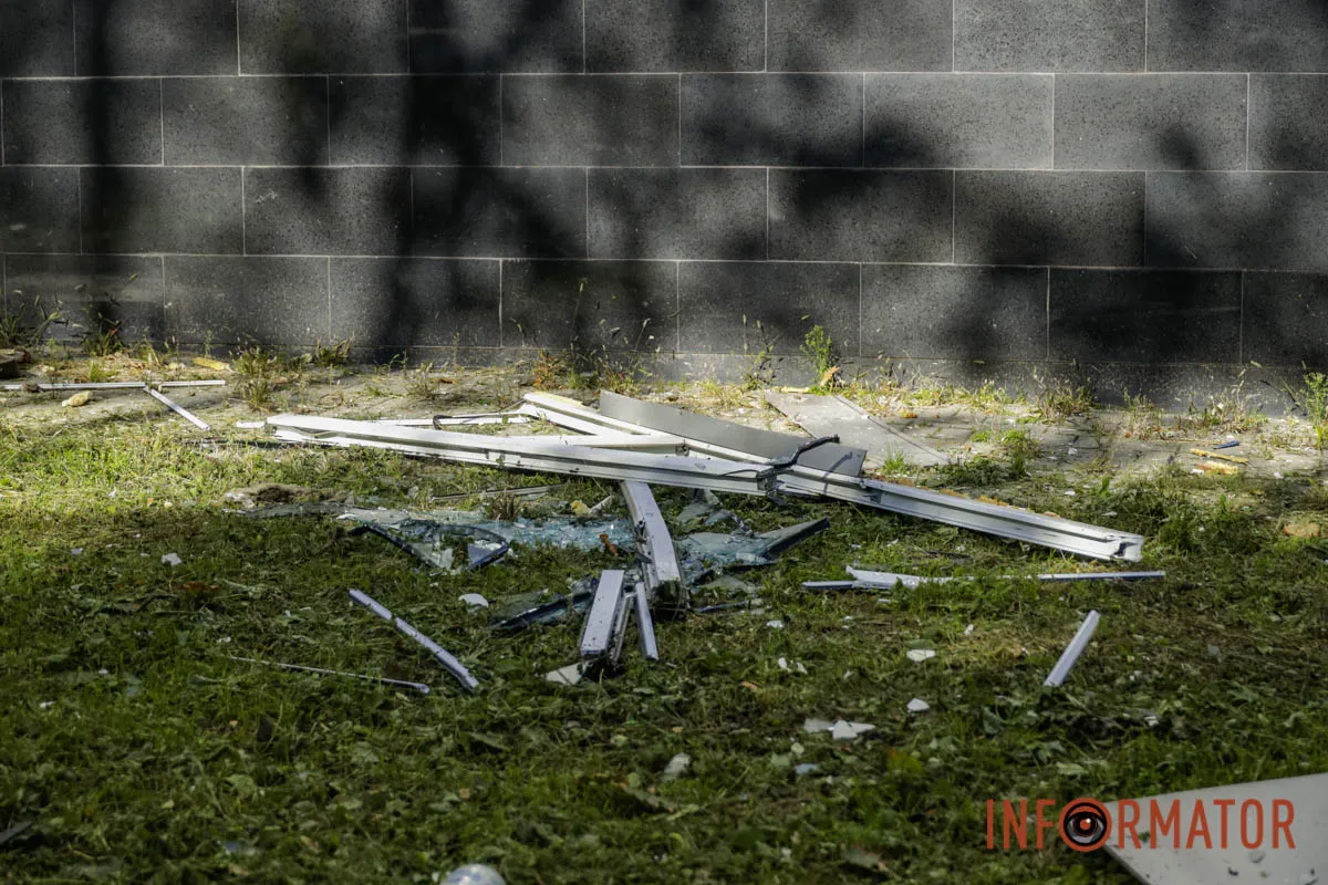 Що відбувається на місці ворожого удару по компанії зв’язку у Дніпрі: фоторепортаж 14