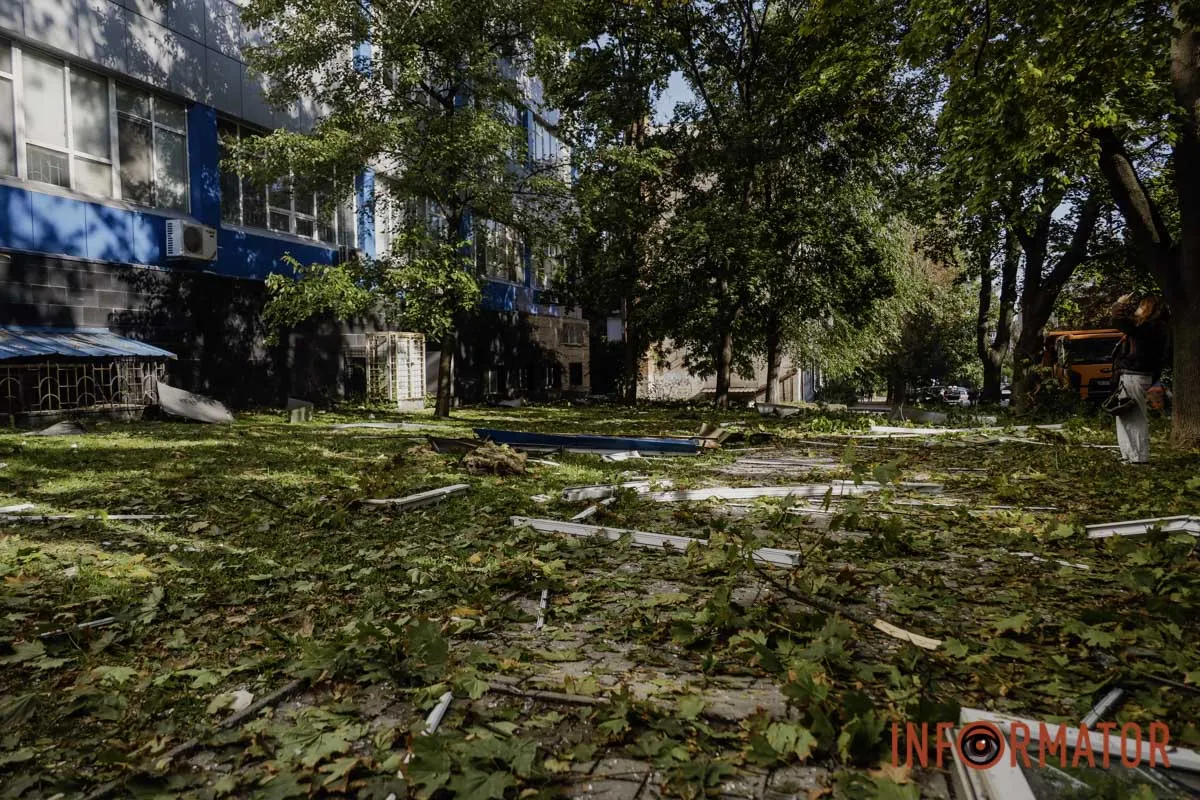 Що відбувається на місці ворожого удару по компанії зв’язку у Дніпрі: фоторепортаж 21