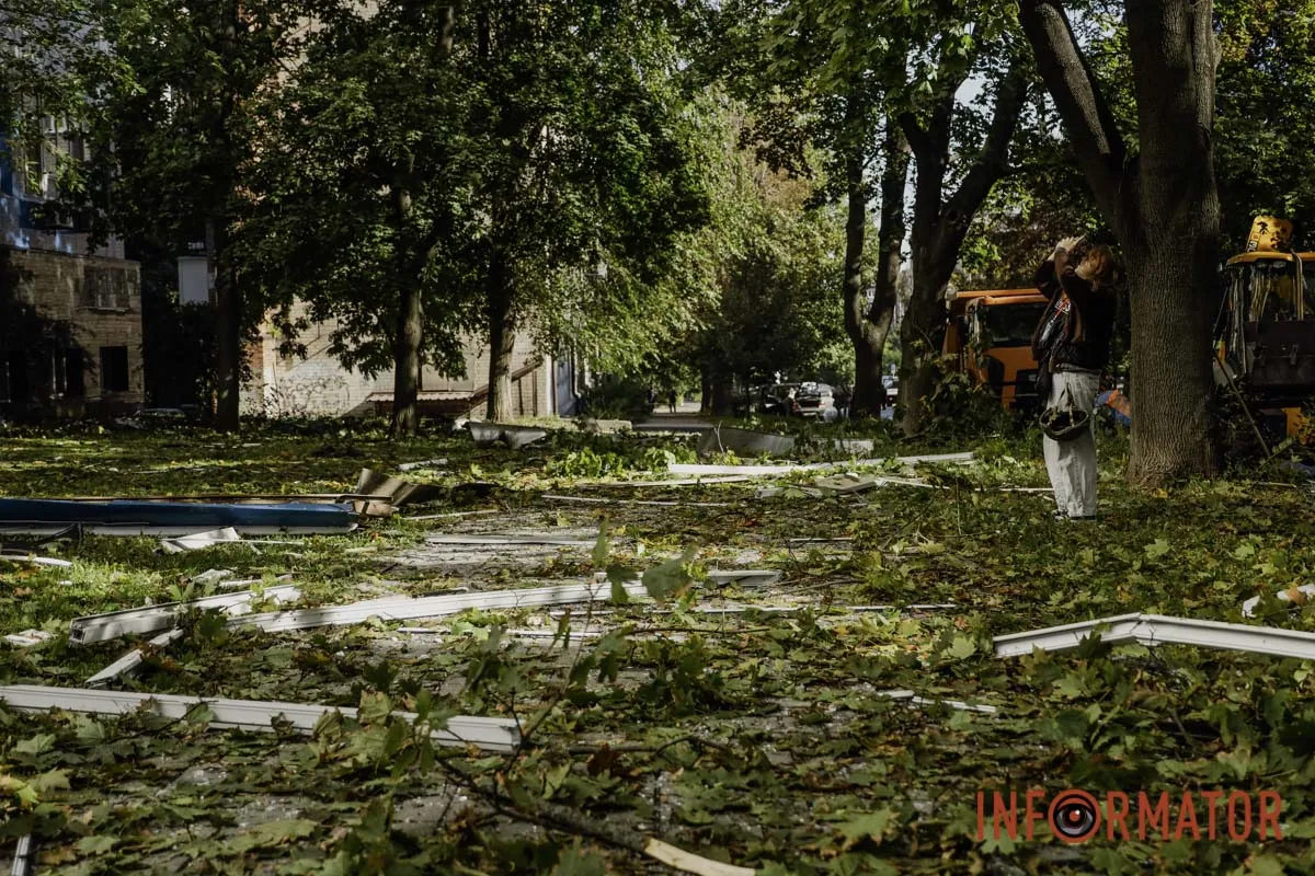 Що відбувається на місці ворожого удару по компанії зв’язку у Дніпрі: фоторепортаж 26
