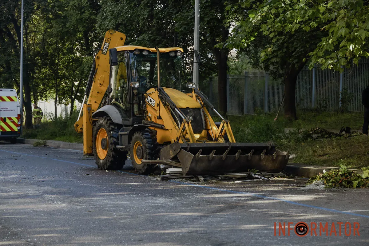 Що відбувається на місці ворожого удару по компанії зв’язку у Дніпрі: фоторепортаж 27