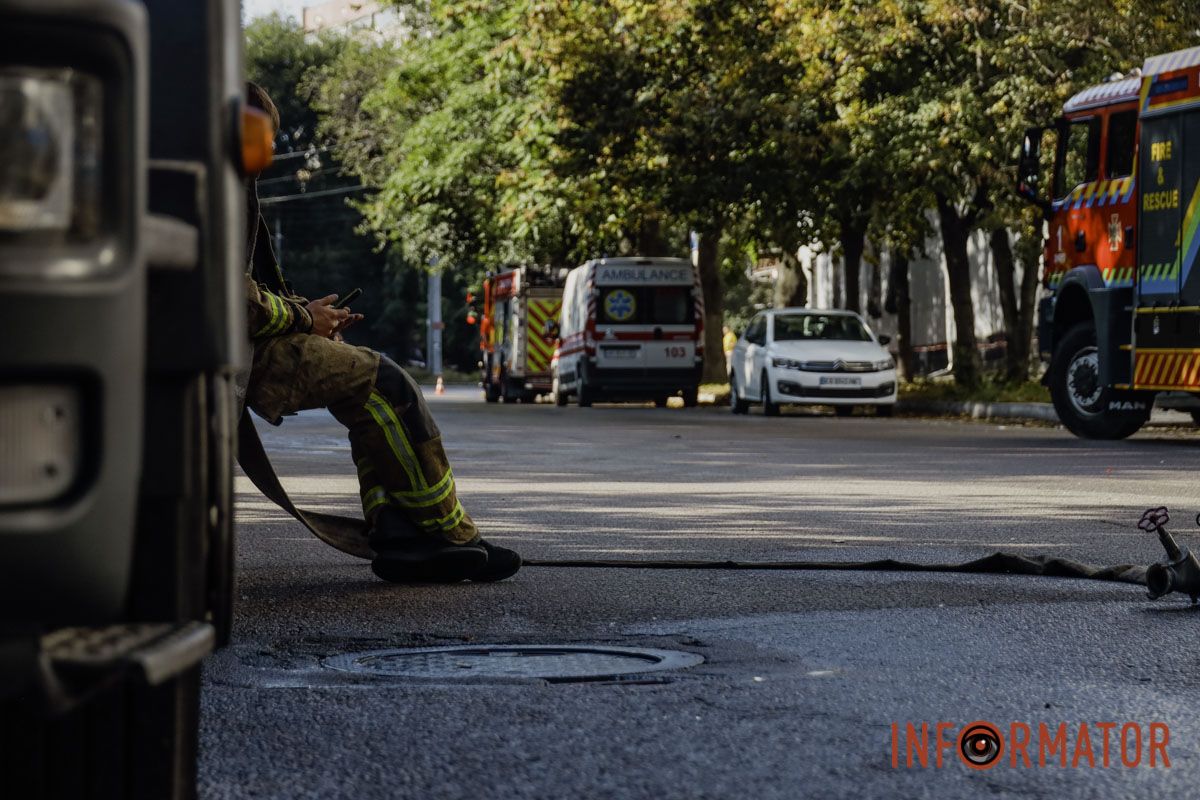 Що відбувається на місці ворожого удару по компанії зв’язку у Дніпрі: фоторепортаж 16