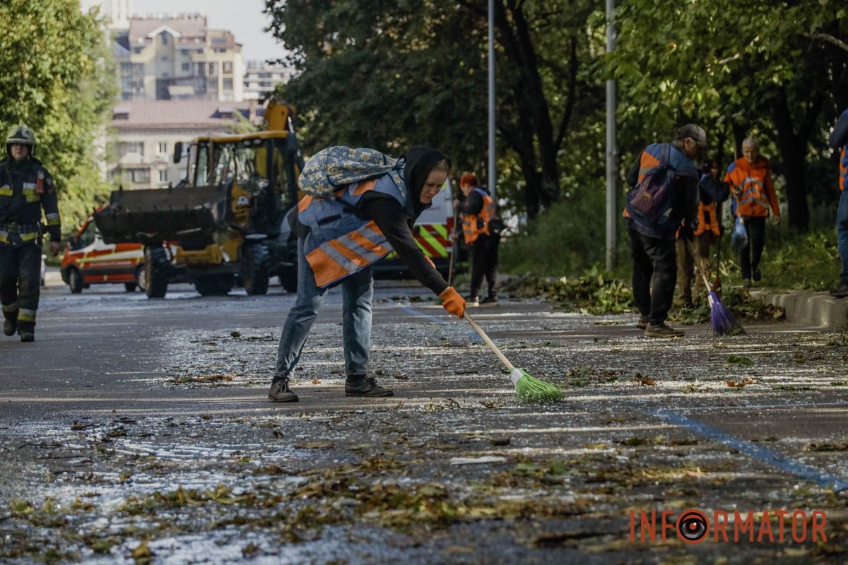 Що відбувається на місці ворожого удару по компанії зв’язку у Дніпрі: фоторепортаж 19