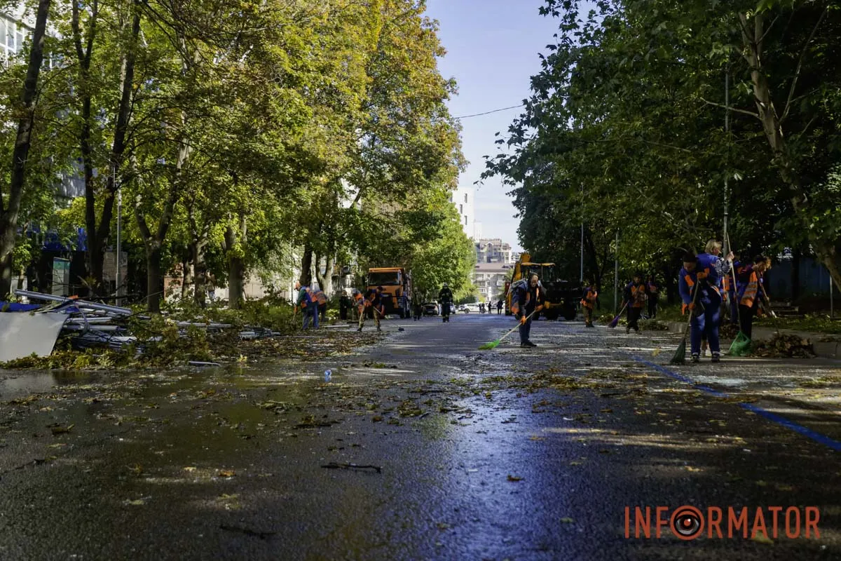 Що відбувається на місці ворожого удару по компанії зв’язку у Дніпрі: фоторепортаж 22