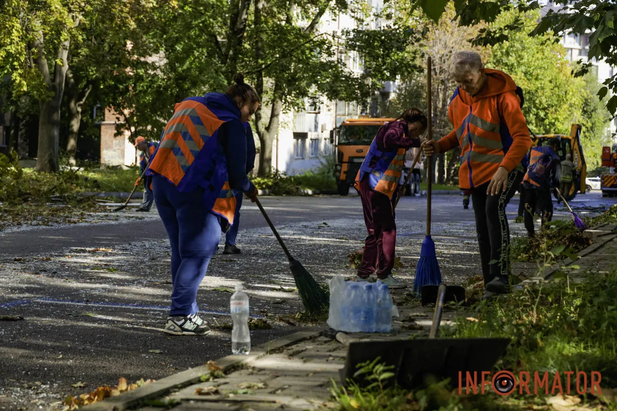 Що відбувається на місці ворожого удару по компанії зв’язку у Дніпрі: фоторепортаж 25