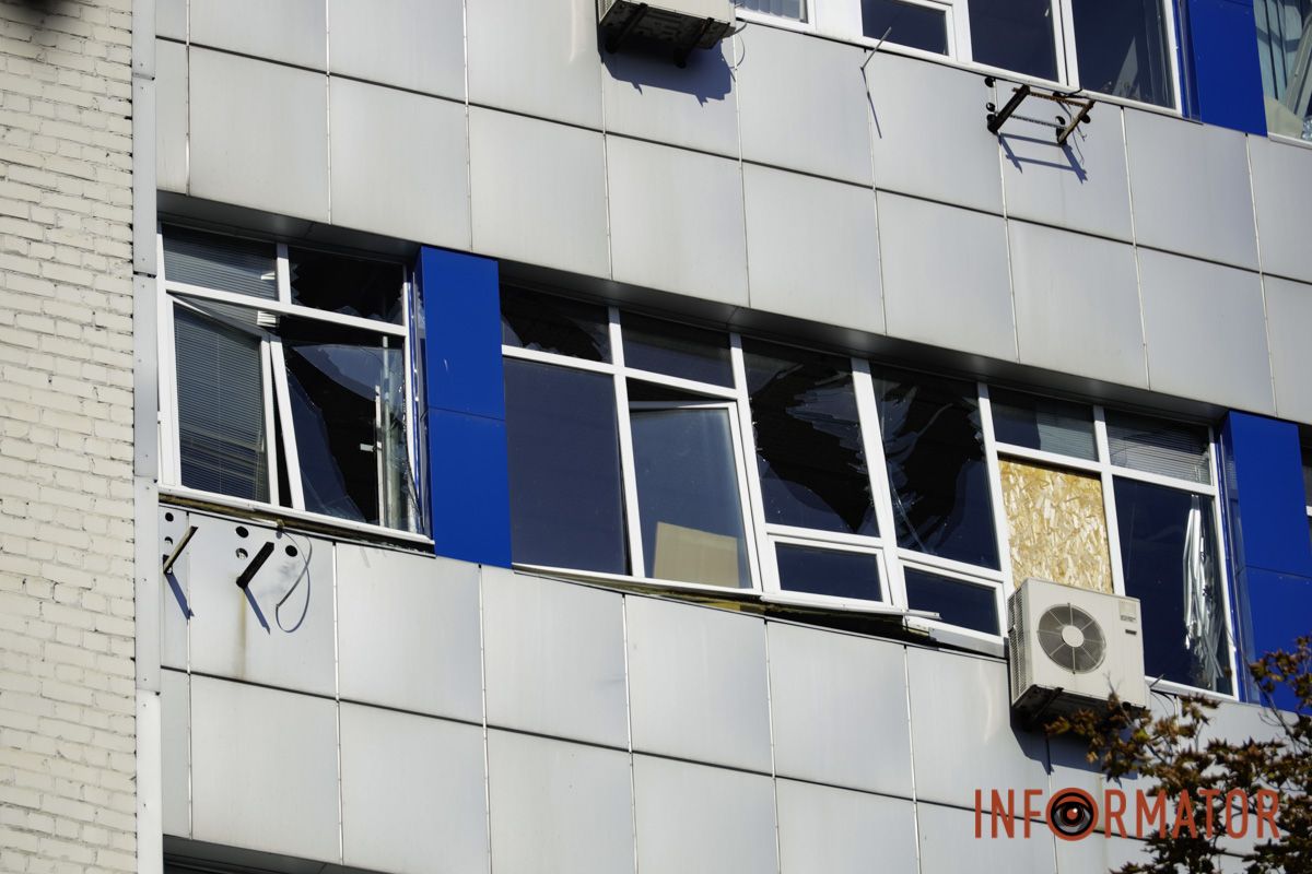 Що відбувається на місці ворожого удару по компанії зв’язку у Дніпрі: фоторепортаж 17