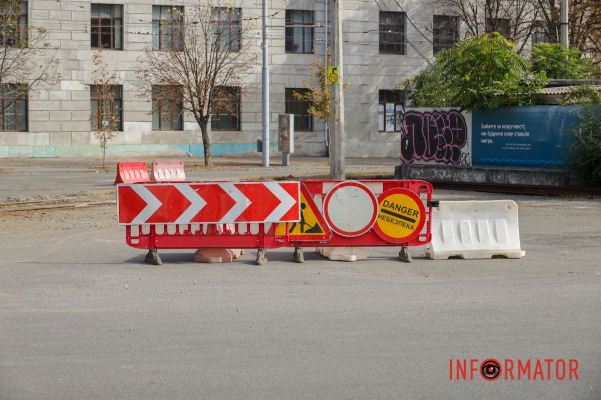 Будівельні роботи навпроти театру драми й комедії У Дніпрі на проспекті Яворницького почали оновлювати трамвайну колію 7