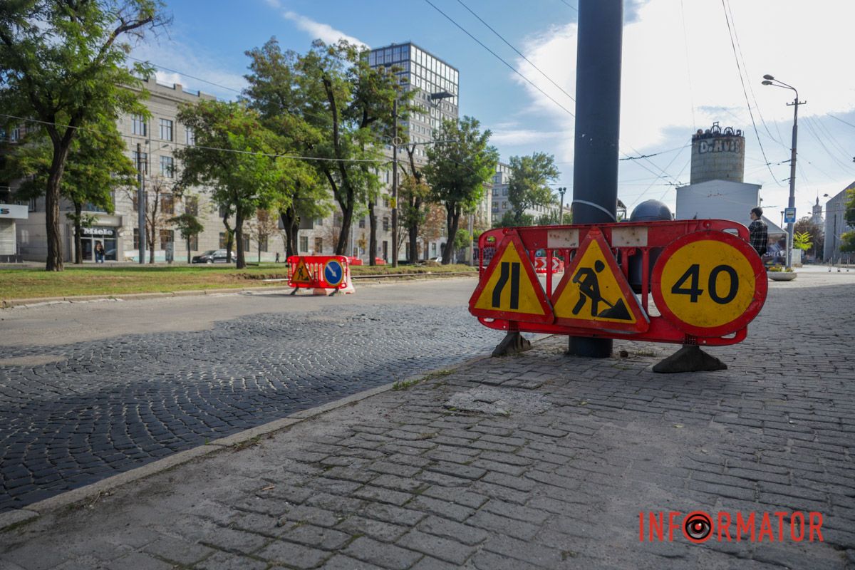 Встановлені дорожні знаки поблизу місця робіт У Дніпрі на проспекті Яворницького почали оновлювати трамвайну колію 1
