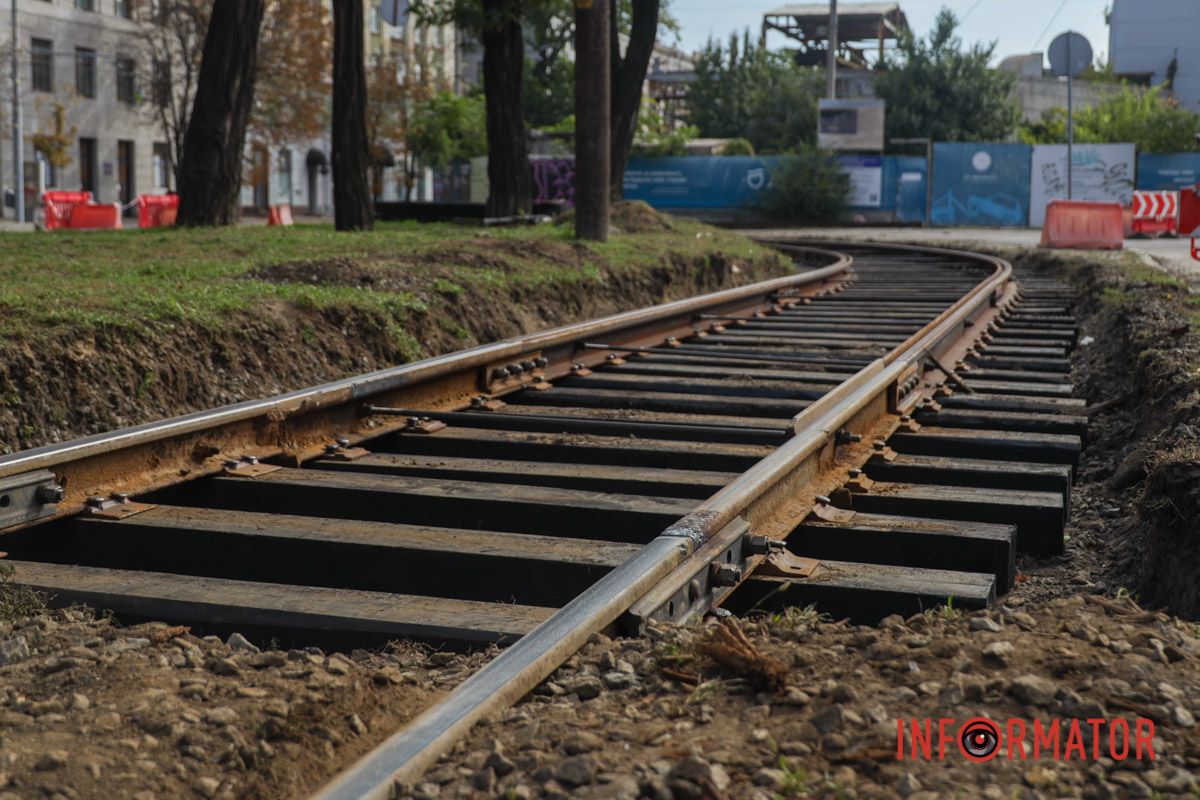 Роботи проводять на вихідних У Дніпрі на проспекті Яворницького почали оновлювати трамвайну колію 4