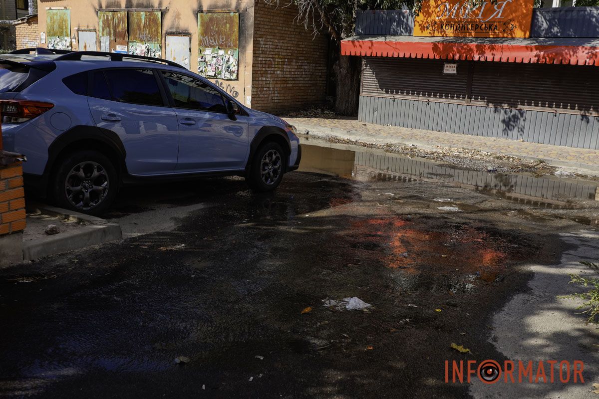 На бульварі Слави вода продовжує текти просто на вулицю На бульварі Слави утворилися величезні озера: вода з люка тече вже добу 16