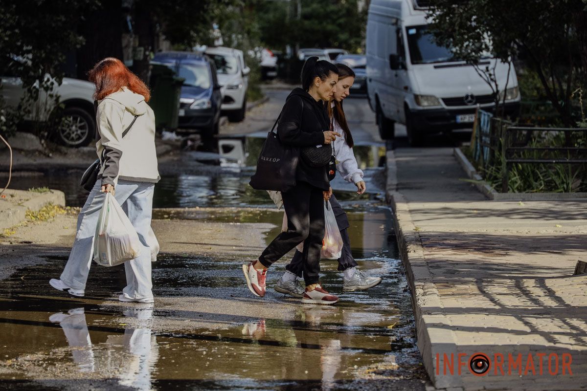 На бульварі Слави через порив водогону утворилися справжні озера На бульварі Слави утворилися величезні озера: вода з люка тече вже добу 1
