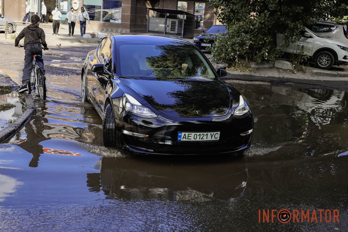 На бульварі Слави досі не ліквідували порив водогону На бульварі Слави утворилися величезні озера: вода з люка тече вже добу 5