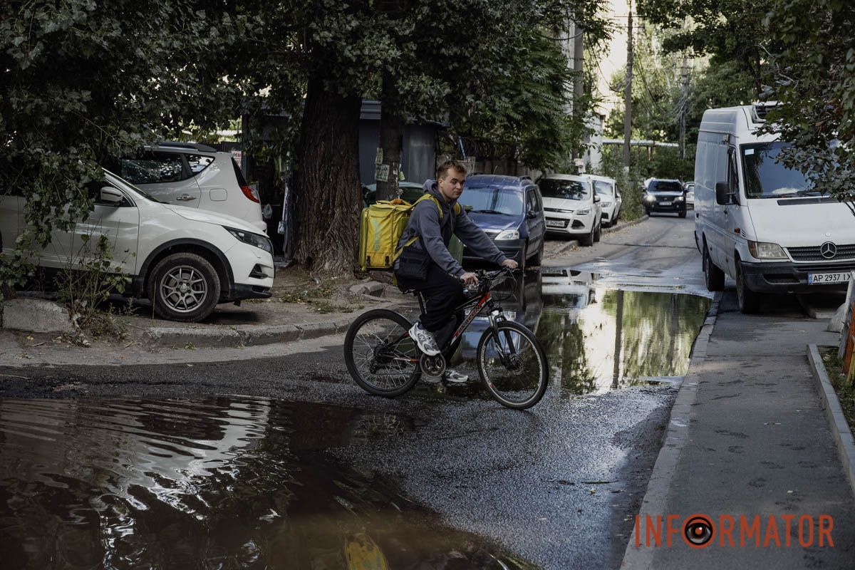 Через аварію на водогоні частина бульвару опинилася під водою На бульварі Слави утворилися величезні озера: вода з люка тече вже добу 8