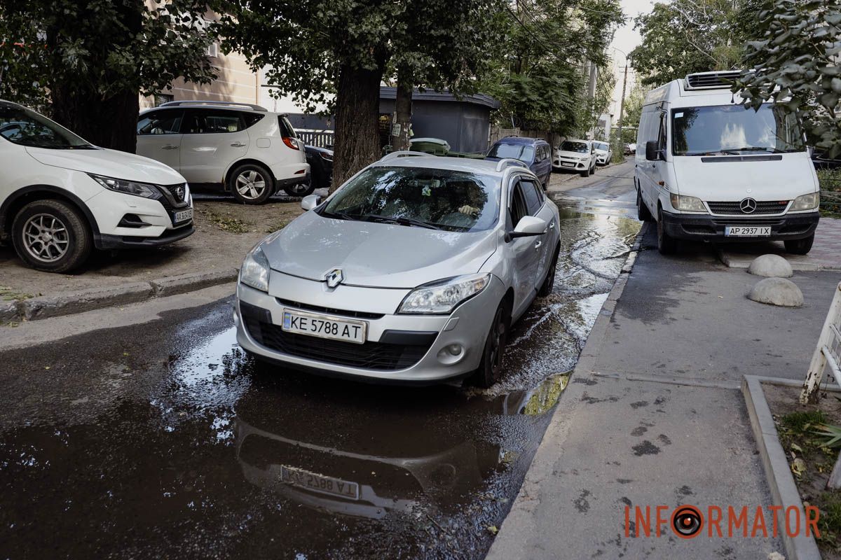Затоплена ділянка на бульварі Слави нагадує невелике озеро На бульварі Слави утворилися величезні озера: вода з люка тече вже добу 9