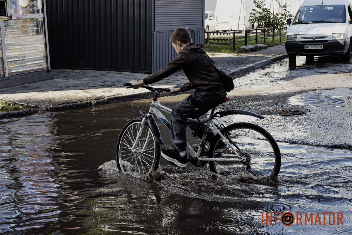Вода заливає територію біля ринку вже близько доби На бульварі Слави утворилися величезні озера: вода з люка тече вже добу 2