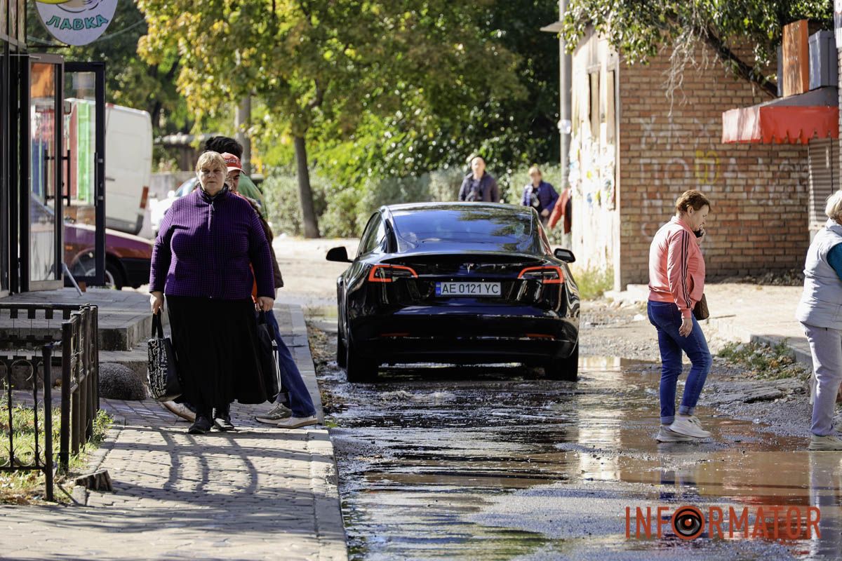 Вода безперервно витікає на дорогу На бульварі Слави утворилися величезні озера: вода з люка тече вже добу 4