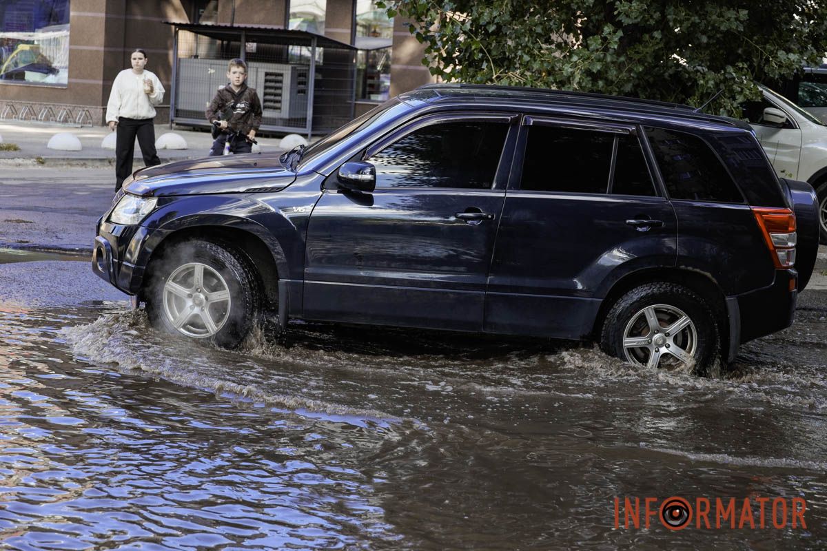 Вода продовжує прибувати на прилеглу територію На бульварі Слави утворилися величезні озера: вода з люка тече вже добу 7