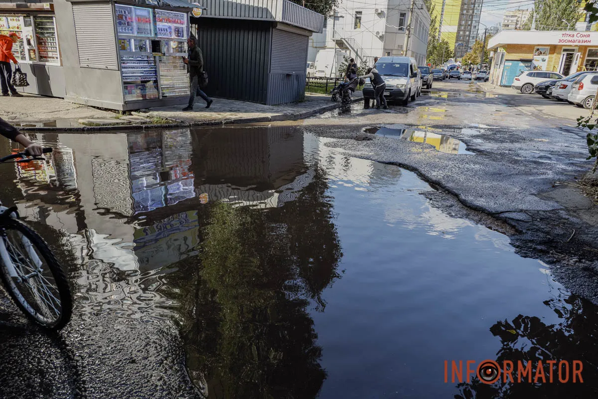 Вода залила не лише дорогу, а й територію поруч На бульварі Слави утворилися величезні озера: вода з люка тече вже добу 10