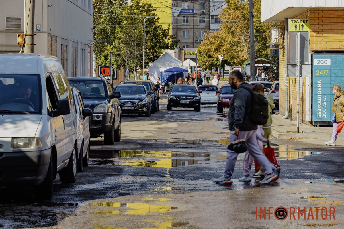 Потік із водогону не припиняється з вечора 3 жовтня На бульварі Слави утворилися величезні озера: вода з люка тече вже добу 11