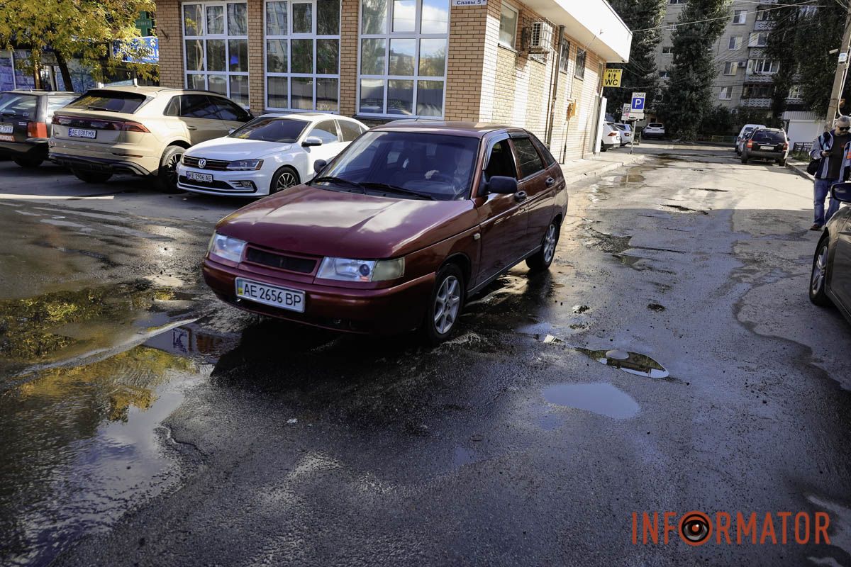 Велика калюжа розлилася біля ринку На бульварі Слави утворилися величезні озера: вода з люка тече вже добу 6