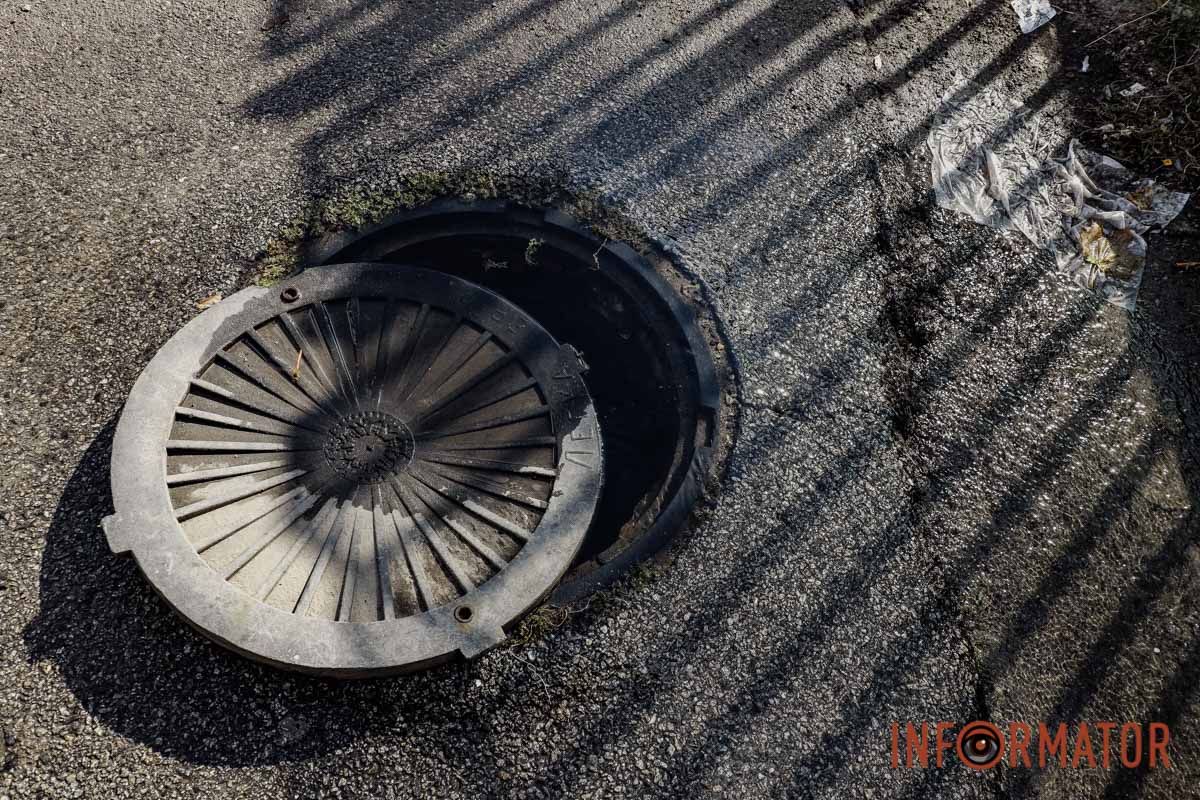 Фото: Тарас Іванов На бульварі Слави утворилися величезні озера: вода з люка тече вже добу 14