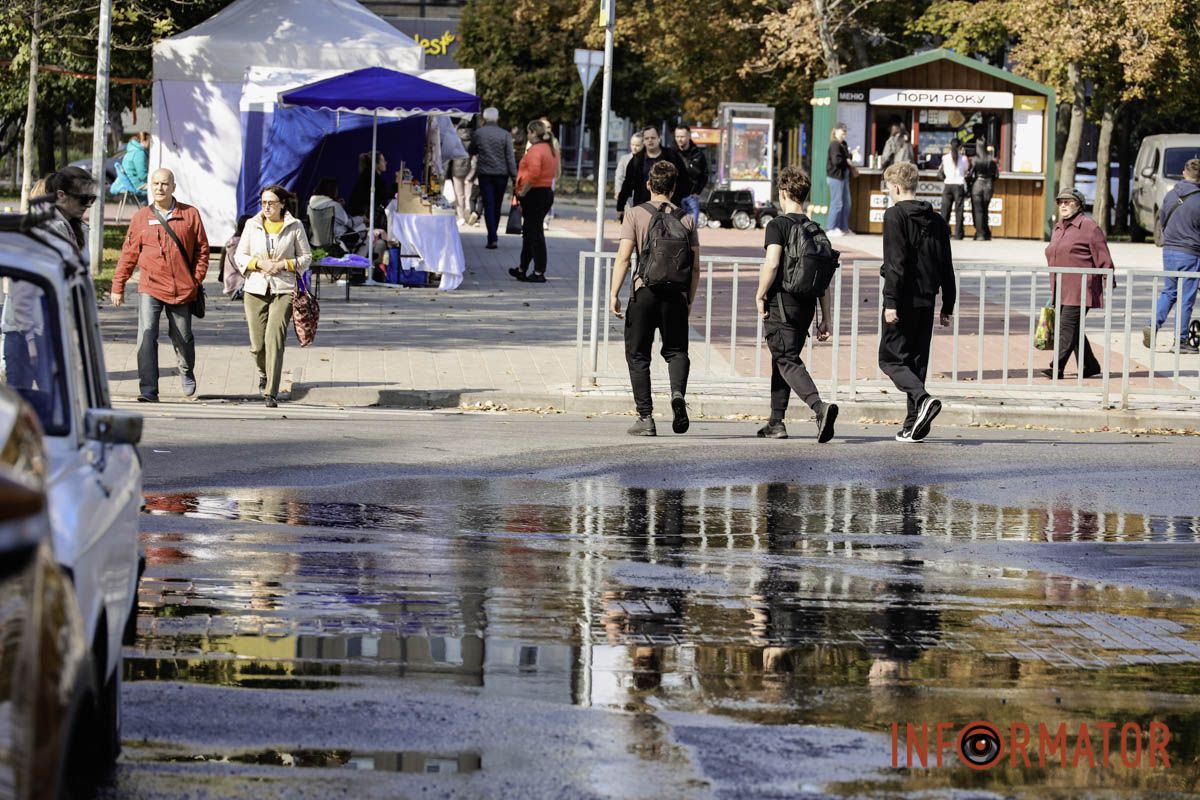 Вода розлилася просто біля ринку На бульварі Слави утворилися величезні озера: вода з люка тече вже добу 13