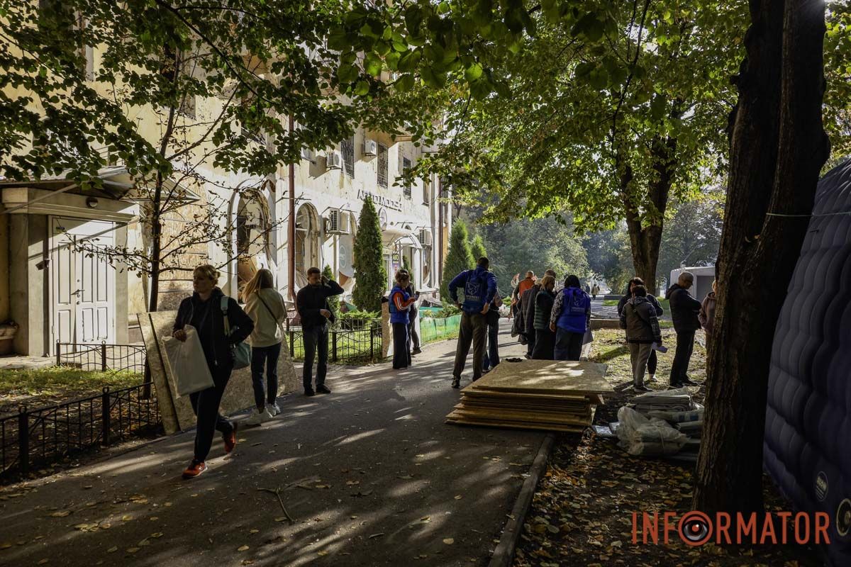 Вибуховою хвилею винесло вікна з рамами: що відбувається на місці атаки у Дніпрі 4