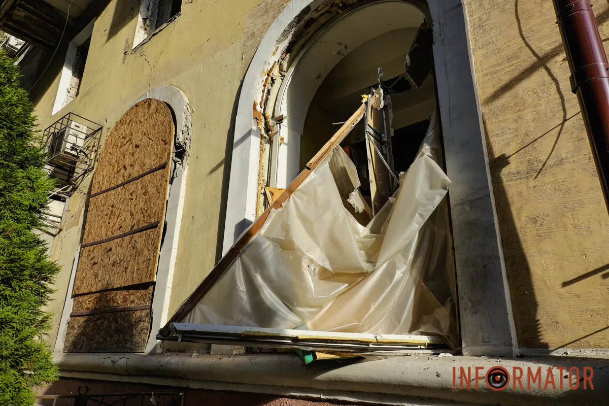 Вибуховою хвилею винесло вікна з рамами: що відбувається на місці атаки у Дніпрі 7